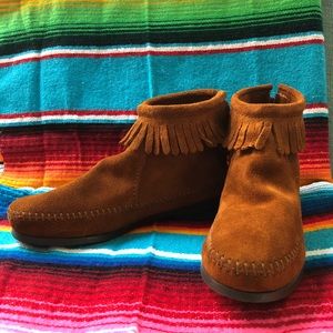 NIB: Minnetonka Back Zip Hardsole Boot